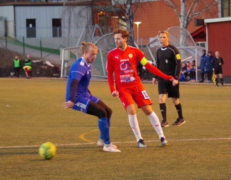 Sundsvalls FF vann sin allra första herrmatch under måndagen, 6-0 mot Sund U. Här kampar William Persson med motståndaren Mogamed Chagayev. Foto: @hanslag.