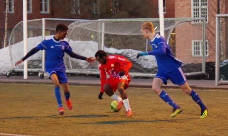 Sundsvalls FF vann sin allra första herrmatch under måndagen, 6-0 mot Sund U. Här kampar William Persson med motståndaren Mogamed Chagayev. Foto: @hanslag.