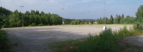 Sörforsvallens B-plan ligger nedanför landsvägen mot Hassela och invigdes 1985 och tillhörde då en av distriktets bättre grusplaner. Foto: Pia Skogman, Lokalfotbollen.nu.
