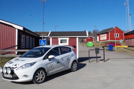 Lokalfotbollens ettriga "Fårrd" har "parkat" framför entrén på Söråkers IP. På handikapp-parkeringen... Foto: Pia Skogman, Lokalfotbollen.nu.