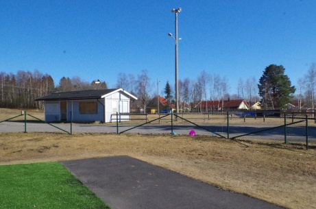 Parkeringen för elljusspåret brukar fungera bra för de som föredrar gratis "drive-in-fotboll". Foto: Pia Skogman, Lokalfotbollen.nu.