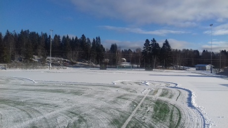Söråkers IP i vinterskrud våren 2019 då det allra första Söråker Cup skulle genomföras. Den fick nu flyttas fram ett par veckor så planen var fri från snö och is. Nema problema!