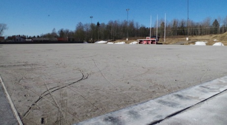 Innan konstgräsets tillkomst för ett par år sedan spelade Söråker både träningsmatcher och tidiga seriematcher här uppe på "Lötas" tungsprungna bandyplan. Foto: Pia Skogman, Lokalfotbollen.nu.