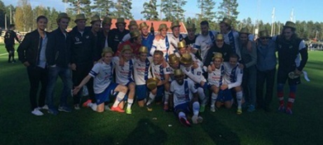 IFK Timrås herrar gjorde som damerna - vann sin serie 2015. Lokalfotbollen gratulerar
