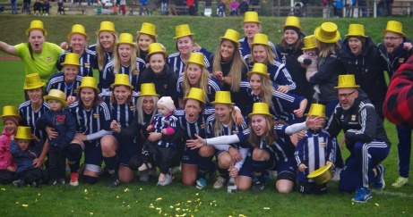 GULDHATTARNA PÅ! Kovlands IF vann damernas division 2 Mellersta Norrland 2017. Foto: Lokalfotbollen.nu.
