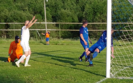 Jerry Backlund, i vitt, sträcker händerna i luften efter sitt första mål för aftonen. 47-åringen skulle strax därpå även sätta FIK:s tredje mål i 4-0-segern. Foto: Pia Skogman, Lokalfotbollen.nu