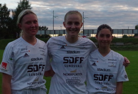 SDFF 2:s målskyttar i 8-0-segern i Matfors. Fr v Irma Schrödter Folkesson (2), Jennifer Larsson (3) och Beatrice Juutinen (3). Foto: Pia Skogman, Lokalfotbollen.nu.