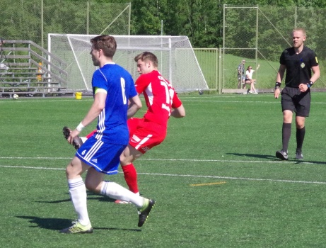 Oskar Nordlund gör ett av årets åtta mål när han prickar in 4-2-målet mot IFK Umeå i division 2-premiären. Foto: Pia Skogman, Lokalfotbollen.nu.