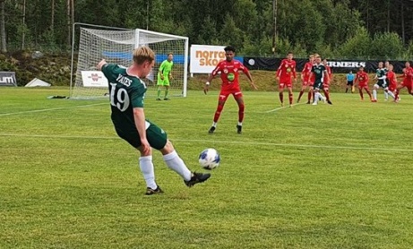 Dory Yates lyfter in en frispark när Östavall vann mot Anundsjö med 4-1 och tog tre friska poäng. Foto: Lars-Gunnar Nordlander, ÖIF.