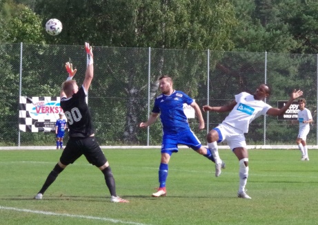 Matfors Robin Bergman (i blått) gör ett av sina mål i hemmamatchen mot Kramfors-Alliansen. Foto: Pia Skogman, Lokalfotbollen.nu.