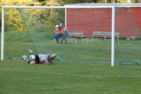 Straffräddning av  Fredrik Viklund i Viskans mål. Foto: Roger Mattsson, Lokalfotbollen.nu