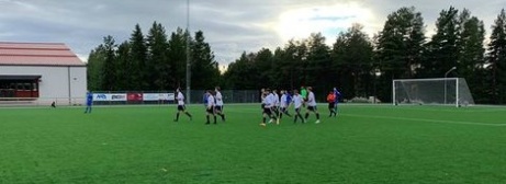 Matforsgrabbarna, för dagen i vita tröjor, klappar om varandra efter Robin Bergmans 3-1-mål borta mot Järpen i den 88:e minuten. Foto: Jacob Larsson.