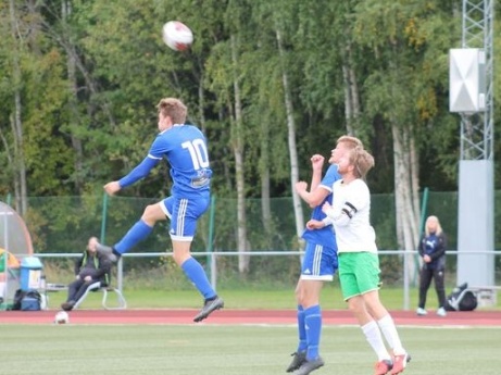 Bild 1. Oliver Andersson gjorde två av Matfors 2:s mål i 9-3-krossen av serieledarna Ånge. Foto: Roger Mattsson, Lokalfotbollen.nu