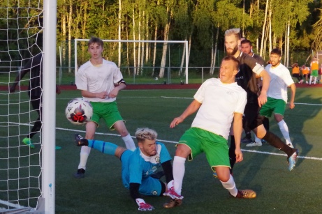 Bild 20. FC Norr Uniteds målvakt Hari Halilovic gör en fantomräddning när Haris Davic bara ska stöta in bollen i "tomt mål". Foto: Pia Skogman, Lokalfotbollen.nu