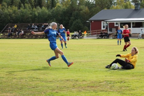 Ännu en ung Fränsta tjej med fart , denna gång Emilia Broström. Foto: Roger Mattsson, Lokalfotbollen.nu