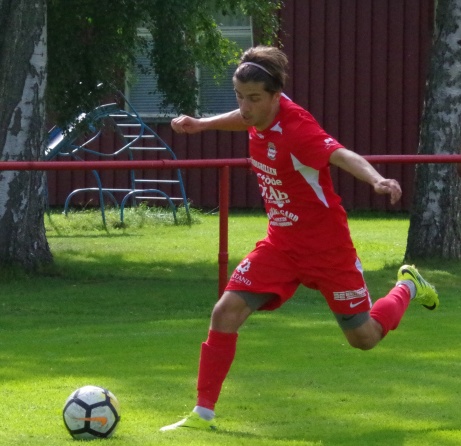 Så ser han ut i full aktion, Norrlands bästa division 2-mittfältare Josh Chatee, Stöde IF. Foto: Pia Skogman, Lokalfotbollen.ni.