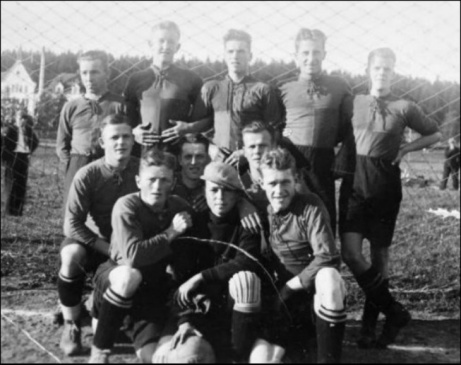 Birsta IK gjorde bara en säsong i division 4 Medelpad. Här är grabbarna som lirade säsongen 1936/37. Tyvärr blev det respass och klubben kom sedan aldrig tillbaka i så fina sammanhang. Bilden är tagen på Birstavallen som var lagets hemvist.