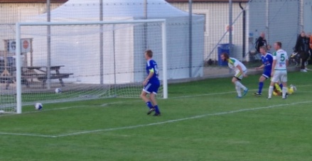 För första gången sedan 2018 vankas det "El Fantastico", d v s de prestigefyllda derbymatcherna mellan Matfors och Lucksta. På bilden ovan gör Brukets Blås Daniel Boström 3-0 men i slutändan var det ändå Lucksta som tog steget upp i trean den gången. Foto: Pia Skogman, Lokalfotbollen.nu.