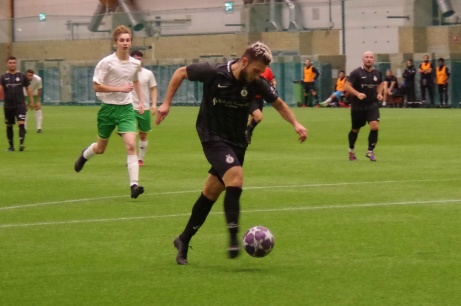 Amaro Bahtijar har löpt sig fri på djupet in i straffområdet och fått en perfekt lyftning och avslutar hårt och högt till 5-0. Foto: Pia Skogman, Lokalfotbollen.nu.