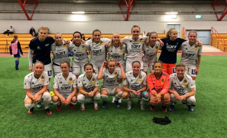SDFF är på nytt klara för elitfotboll. Här tjejerna som var med i den avgörande matchen mot Notviken i Arcushallen i Luleå. Övre raden fr v Alva Lodén, Alexandra Vesterberg, Delinda Sehlin, Emelie Dahlin, Linnea Kvarnberg, Jennifer Larsson, Ella Zetterberg, Nellie Wallner och Alva Eriksson. Nedre raden fr v: Maja Winsa, Julia Melin Bhy, Ellen Schedin, Clara Thimstrand, Linnea Strand, Isabelle Nordlund och Olivia Strand. Foto: Privat.
