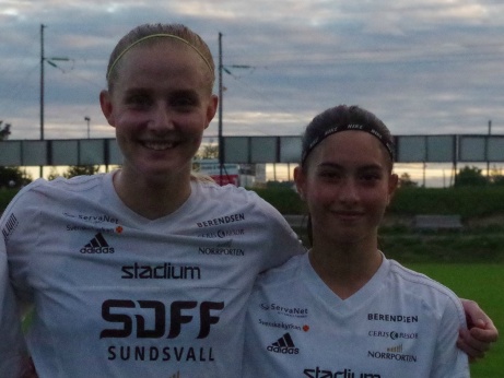 Ettan och tvåan i Damtreans skytteliga. Fr v Jennifer Larsson och Beatrice Juutinen. Foto: Pia Skogman, Lokalfotbollen.nu.