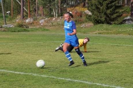 3-0 för Fränsta på väg in efter att Ella Johansson rundat målvakten och promenerat in med bollen i mål. Foto: Roger Mattsson, Lokalfotbollen.nu