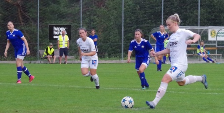 SDFF 2 vann med 8-0 borta mot Matfors i höstpremiären. Här skickar Jennifer Larsson in 1-0 på straff i minut 19. Foto: Pia Skogman, Lokalfotbollen.nu.