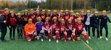 Guldhattar på! Söråker FF:s historiska damer som 2019 tog hem Damtrean för första gången i klubbens historia! Stående fr v: Sven Lagerqvist (ass. tränare och lagledare), Anna Eriksson, Linda Nordin, Moa Danielsson, Jenny Olofsson, Emma Lindahl, Simone Weckenberg, Emma Lagerqvist, Tuvali Andersson, Alva Byström, Maria Häggkvist, Alice Lundman, Amanda Vainio, Maja Westberg, Nora Rodling, Alejandro Ahumada Arenas (tränare) och Stefan Öberg (ass. tränare). Knästående fr v: Ina Danielsson,  Wilma Åhlund,  Viktoria Henriksson, Emmy Blomgren,  Joanna Fuezalida, Triin Veskioja och Linnea Lundman.