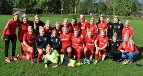 Kovlands IF seriesegrare i Damtrean 2018. 16 matcher, 16 vinster och 147-2 i målskillnad. Kovlands damer var förkrossande överlägsna! Foto: Christer Wallgren, Lokalfotbollen.nu.