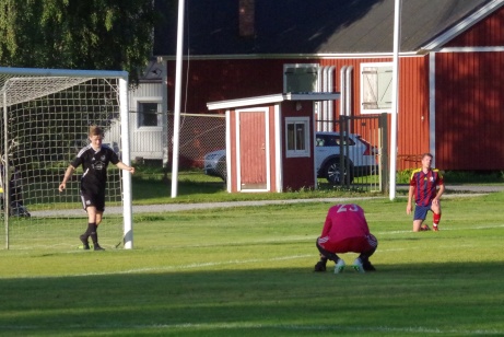 Gästernas keeper Markus Holdo deppar efter Henric Nylunds 4-0-mål. Foto: Pia Skogman, Lokalfotbollen.nu