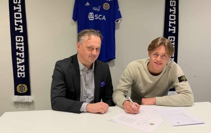 GIF Sundsvalls sportchef skriver A-lagskontrakt med den 16-årige jättetalangen och pojklandslagsmannen Ludvig Nåvik. Foto: GIF Sundsvall.