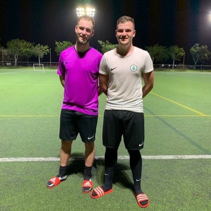 Ola Hagberg och lagkompisen Hari Halilovic var ifjol och provtränade med Sunset FC i Västindien. Ett även tyr som emellertid stannade i ett provspel och istället blev det fortsatt spel i FC Norr United på hemmaplan och avancemang till Medelpadsallsvenskan. Nu står det klart att Ola, till vänster på bilden, blir ny huvudtränare för nykomlingarna. Ola Hagberg och lagkompisen Hari Halilovic var ifjol och provtränade med Sunset FC i Västindien. Ett även tyr som emellertid stannade i ett provspel och istället blev det fortsatt spel i FC Norr United på hemmaplan och avancemang till Medelpadsallsvenskan. Nu står det klart att Ola, till vänster på bilden, blir ny huvudtränare för nykomlingarna.