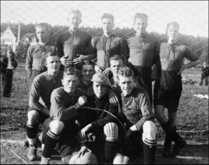 Birsta IK gjorde bara en säsong i division 4 Medelpad. Här är grabbarna som lirade säsongen 1936/37. Tyvärr blev det respass och klubben kom sedan aldrig tillbaka i så fina sammanhang. Bilden är tagen på Birstavallen som var lagets hemvist.
