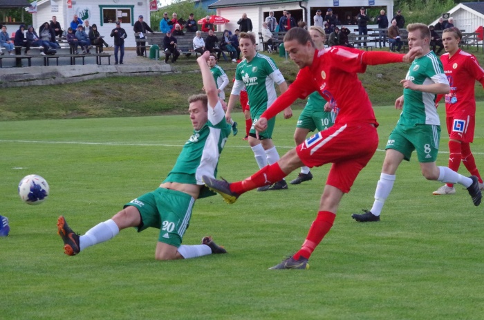 Zakaria Bel Mekki dundrar in ett av sina två mål i 3-3-derbyt på Skogsvallen. Här är Sunds 1-1-boll på väg in i nät. Foto: Pia Skogman, Lokalfotbollen.nu.