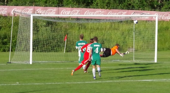 Alexander Vilminko Svensson skickar in Sunds 3-2-mål rakt upp i Mykhailo Barabanovs vänstra kryss. Foto: Pia Skogman, Lokalfotbollen.nu.