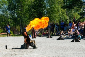 Cirkus Ignis är nya på Gärdsjöspelen men garvade i gamet. Det utlovas bland annat gyckel och eld, och ingen lär gå säker på marknaden! Foto: cyroo.se Cirkus Ignis är nya på Gärdsjöspelen men garvade i gamet. Det utlovas bland annat gyckel och eld, och ingen lär gå säker på marknaden! Foto: cyroo.se