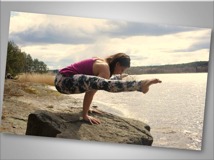 Virginia i Tittibhasana A Virginia i Tittibhasana A