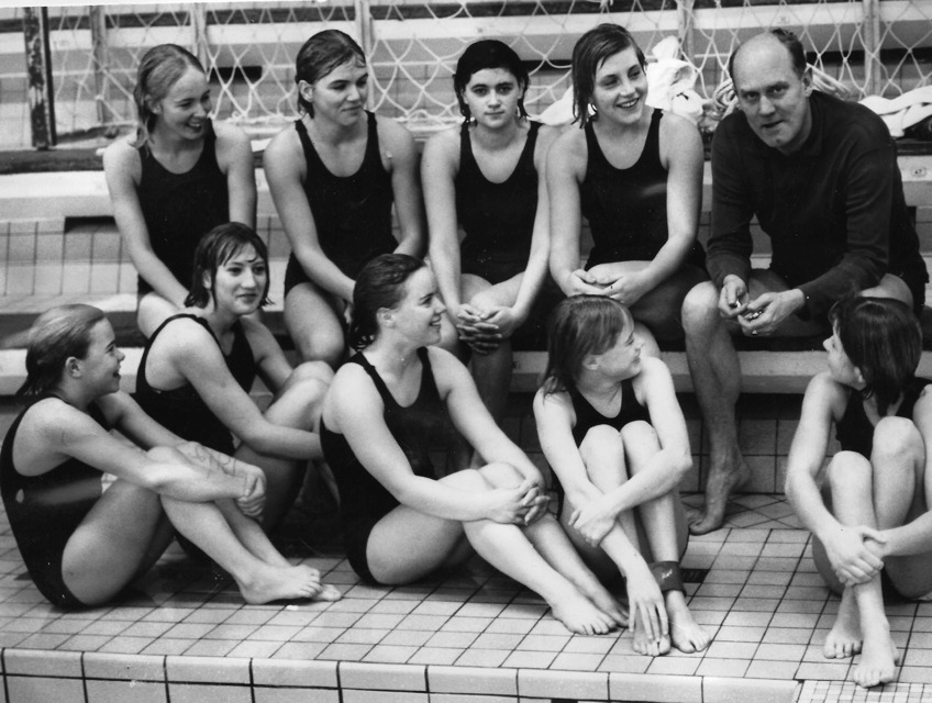 Bild från gamla 25 meters bassängen på Simhallsbadet 1962: Övre raden frv. Kristina Nordvall, Lisbeth Sandgren, Marianne Sjöström, Ulla Christina Lindsjö, Birger Buhre. Nedre raden: Marie Nilsson, Mar