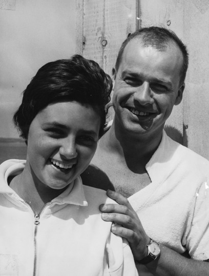 Curt Runefjord och Marianne Sjöström vid DM i Ängelholm 1960. Pluto hade precis blivit Skånsk mästarinna på 400m fritt och fick ett omnämnande i Sydsvenskan och kallades ”Ett löfte”. 14 år ung.