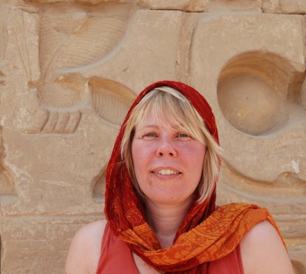 Monica vid bisymbol Karnaktemplet, Luxor, Egypten Monica vid bisymbol Karnaktemplet, Luxor, Egypten