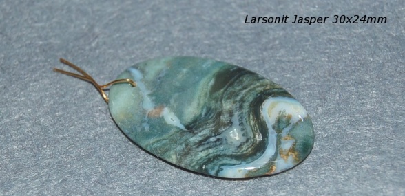 En vacker handpolerad Larsonit sten med hål för smyckestråd eller hållare