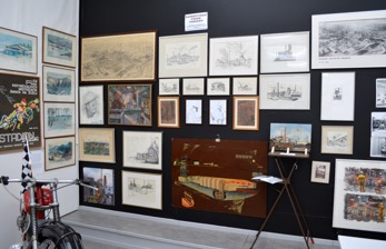 Från utställningen sommaren 2015. En liten del av det som visas i Kulturhuset Slottsvakten i Nyköping. Pappas tavlor är de 2 större under skylten högst upp, centralt i bild, samt de 4 små i rad under Från utställningen sommaren 2015. En liten del av det som visas i Kulturhuset Slottsvakten i Nyköping. Pappas tavlor är de 2 större under skylten högst upp, centralt i bild, samt de 4 små i rad under