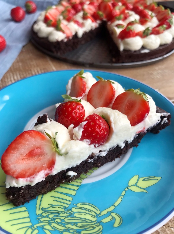 KLADDKAKA bezglutenowe ciasto czekoladowe z kremem mascarpone i truskawkami KLADDKAKA bezglutenowe ciasto czekoladowe z kremem mascarpone i truskawkami