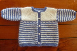 Babytröja med hjärtor - Stickpaket - Babytröja med hjärtor - Stickpaket