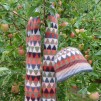 Stickpaket - Dubbelstickad halsduk och mössa, små granar - röd