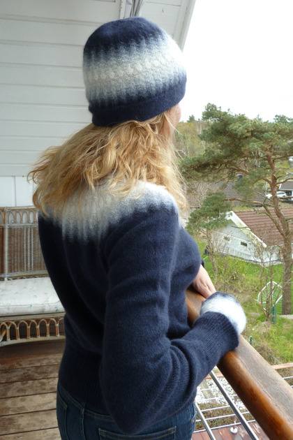 "Blå Dimman" jumper, mössa och muddar. Fotomodel Monica Sjösvärd från www.horsemeup.se. Fotograf Kristina Frisk från www.caresumables.com. "Blå Dimman" jumper, mössa och muddar. Fotomodel Monica Sjösvärd från www.horsemeup.se. Fotograf Kristina Frisk från www.caresumables.com.