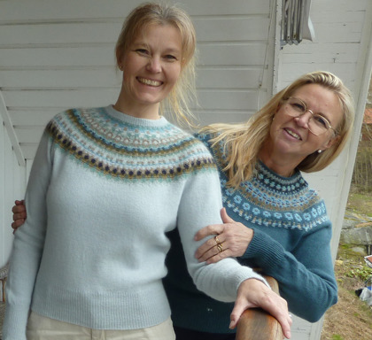 "Bleka Skimret" jumper och "Blå Skimmer på mörk botten" jumper. Fotomodeller P. Silfverberg och Ann-Sofie Saville från www.nwbbq.se. Foto Kristina Frisk från www.caresumables.com