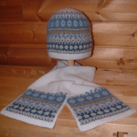 "Blå Skimmer" hat & patterned scarf. Photo S. Gustafsson