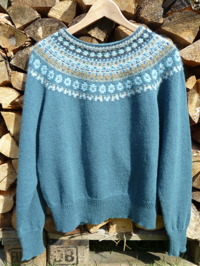 "Blå Skimmer" dark main color pullover. Photo P. Silfverberg