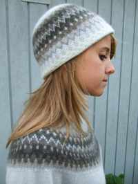 "Gotiska Fönstret Blå" pullover and hat. Photo S. Gustafsson